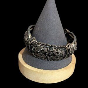 Vintage Ornate Silver-Tone Stretch Bracelet With Intricate Black Stone Accents -